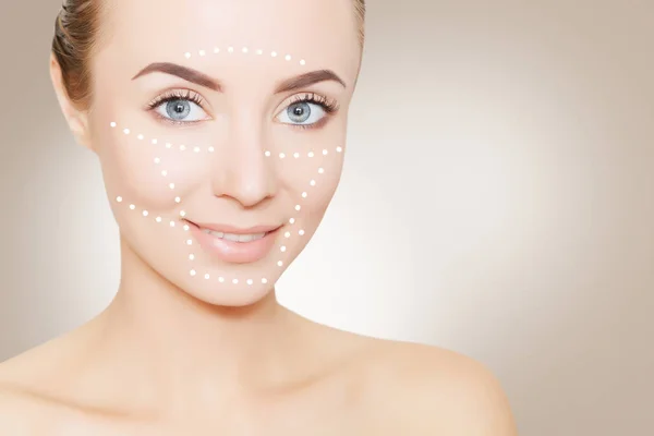 Cara de mujer con marcas y flechas en beige — Foto de Stock