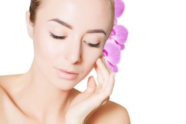 muhteşem bir kadın yüzü beyaz arka plan üzerinde orkide çiçek