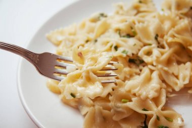 parmesan ve domates soslu Farfalle makarna