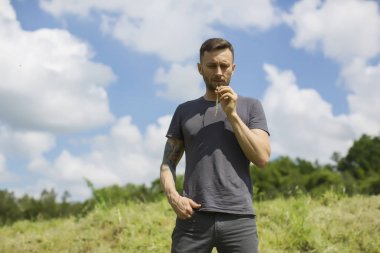 adam güneşin altında rahatlatıcı meditasyon