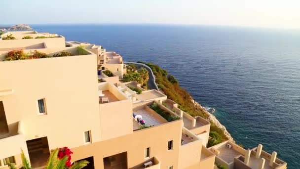 Vista del hotel con vistas al mar — Vídeos de Stock