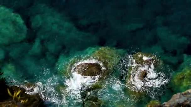 Vista al mar ondulado salvaje desde el acantilado — Vídeo de stock