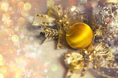 Noel arka plan ile yeni yıl ağacı için güzel oyuncaklar