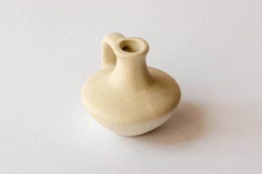 Kil sürahi beyaz zemin üzerine