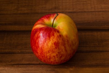 Ahşap arkaplanda kırmızı elmalar