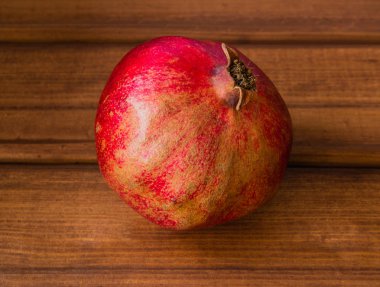 eski ahşap arka plan üzerine nar