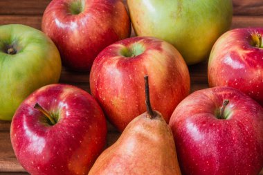 Ahşap arkaplanda kırmızı elmalar