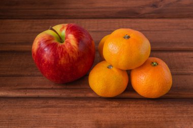 Mandarin ahşap zemin üzerinde