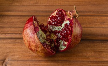 eski ahşap arka plan üzerine nar