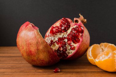 eski ahşap arka plan üzerine nar