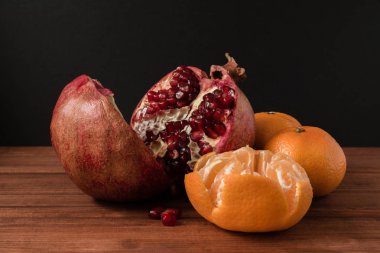 eski ahşap arka plan üzerine nar