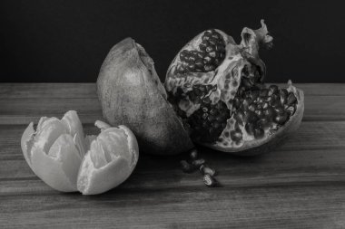 eski ahşap arka plan üzerine nar