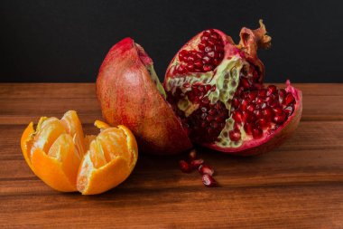 eski ahşap arka plan üzerine nar