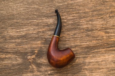 Eski ahşap arka plan üzerinde pipo