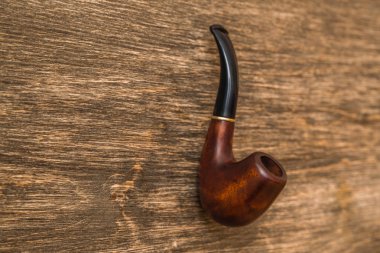 Eski ahşap arka plan üzerinde pipo