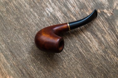 Eski ahşap arka plan üzerinde pipo