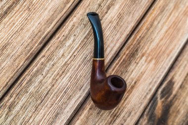 Eski ahşap arka plan üzerinde pipo