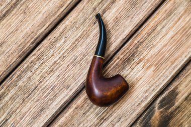 Eski ahşap arka plan üzerinde pipo