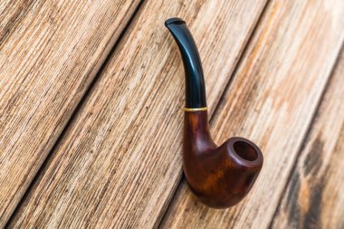 Eski ahşap arka plan üzerinde pipo