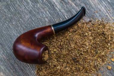 Eski ahşap arka plan üzerinde pipo