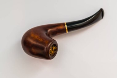 Beyaz bir arka plan üzerinde pipo