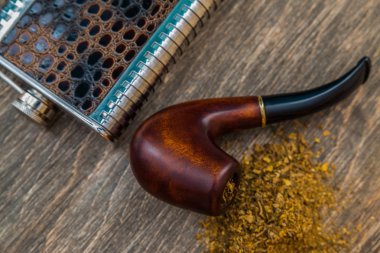 Eski ahşap arka plan üzerinde pipo