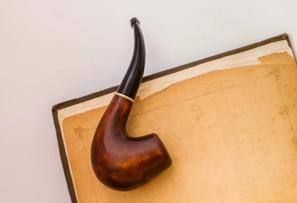 Fumar cachimbo livro velho — Fotografia de Stock