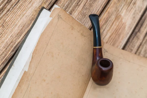 Pipa de fumar viejo libro — Foto de Stock