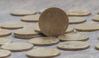 ahşap arka plan üzerinde paralar