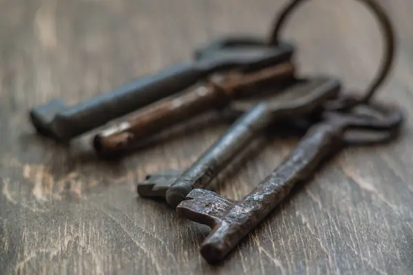 Κλειδί σε ξύλινο φόντο — Φωτογραφία Αρχείου