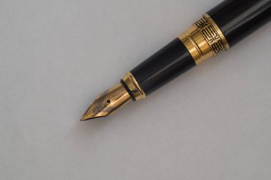 Beyaz arkaplanda mürekkep kalemi
