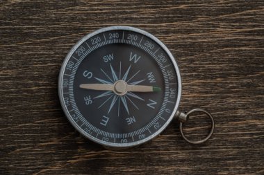 eski ahşap arka plan üzerinde pusula