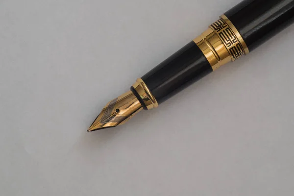 Beyaz arkaplanda mürekkep kalemi — Stok fotoğraf