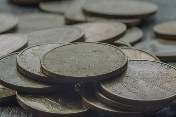 Monedas sobre el viejo fondo de madera —  Fotos de Stock