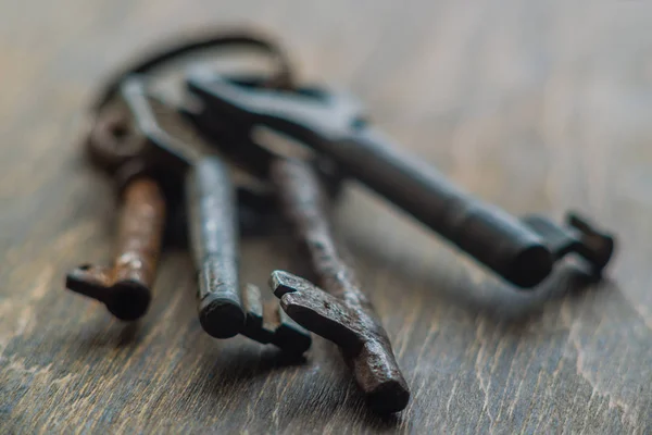 Винтажные ключи на деревянном фоне — стоковое фото