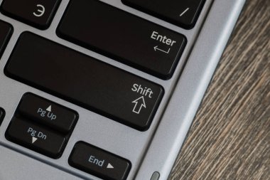 Ahşap arka planda bilgisayar ve mürekkep kalemi