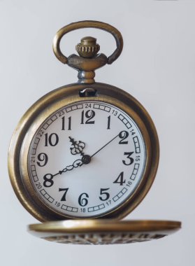 Beyaz arka plan üzerinde cep saati yakın çekim