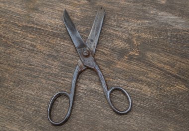 ahşap zemin üzerinde eski makas