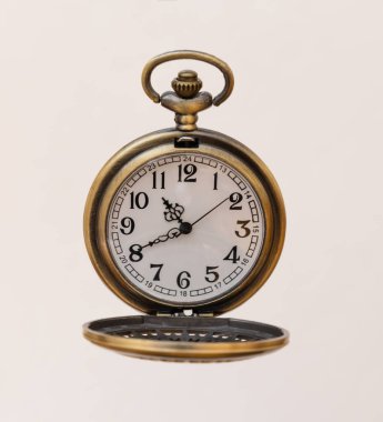 Beyaz arka plan üzerinde cep saati yakın çekim