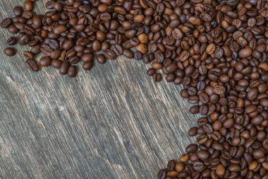 Ahşap arka planda kahve çekirdekleri