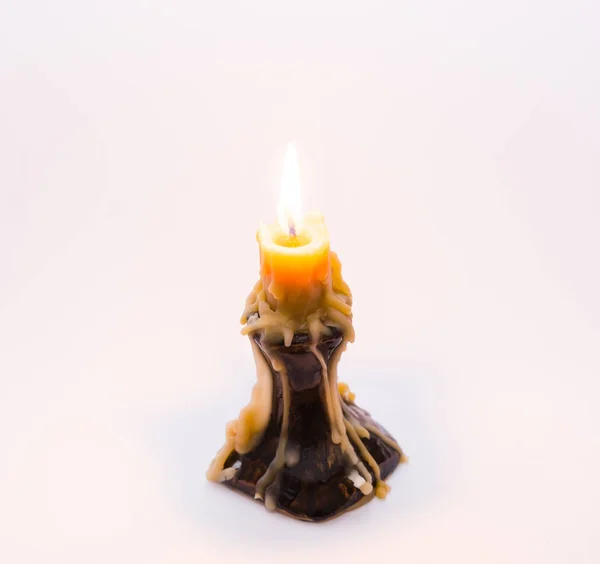 Brennende Kerze auf weißem Hintergrund — Stockfoto