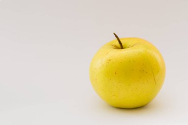beyaz zemin üzerine sarı elma