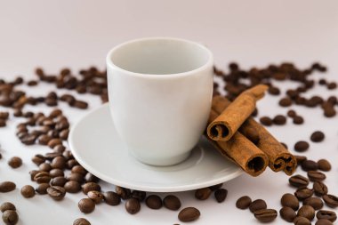 Beyaz arka plan üzerinde Kupası ve kahve tahıl