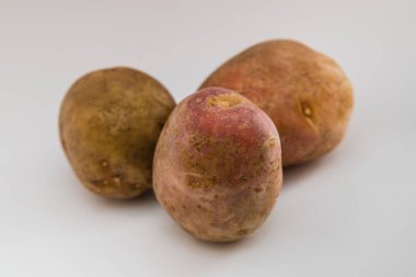 Beyaz arka planda patatesler