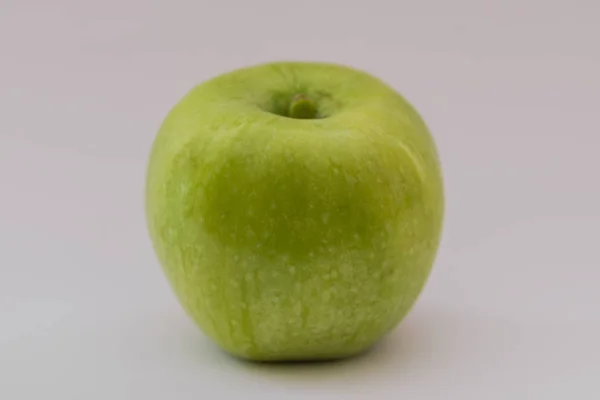 Zelené jablko izolované na bílém — Stock fotografie