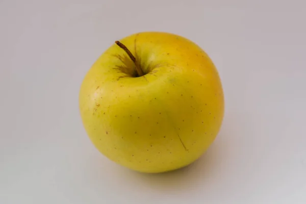 Manzana amarilla sobre fondo blanco — Foto de Stock