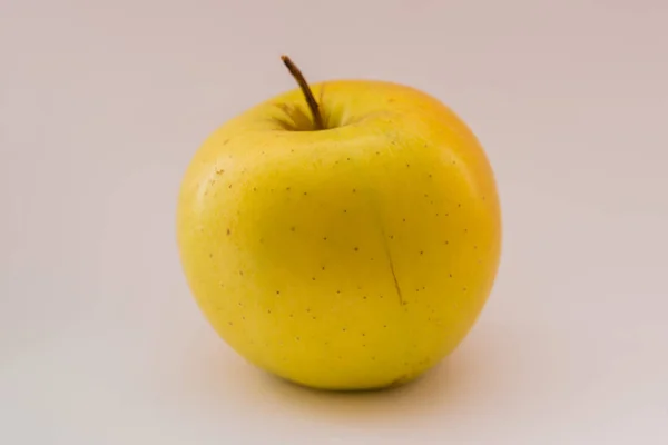 Manzana amarilla sobre fondo blanco —  Fotos de Stock