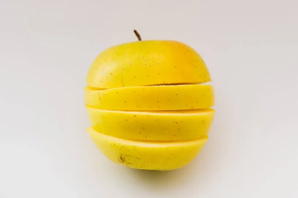 Manzana amarilla sobre fondo blanco — Foto de Stock