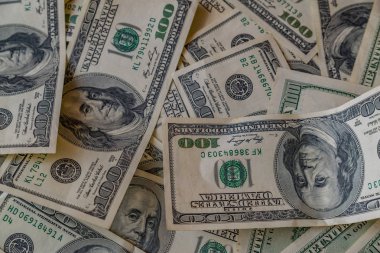 Tablo arka plan üzerinde dağınık para