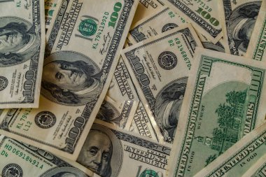 Tablo arka plan üzerinde dağınık para